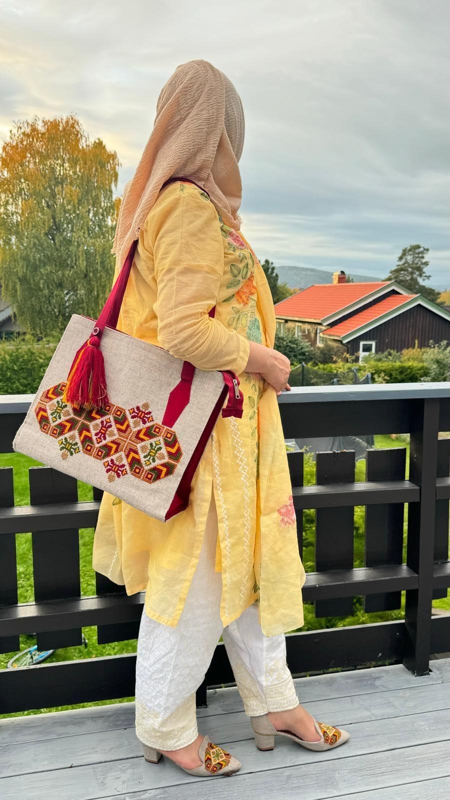 Luxury Women's Handbag with Free Sandals – Limited Time Offer!